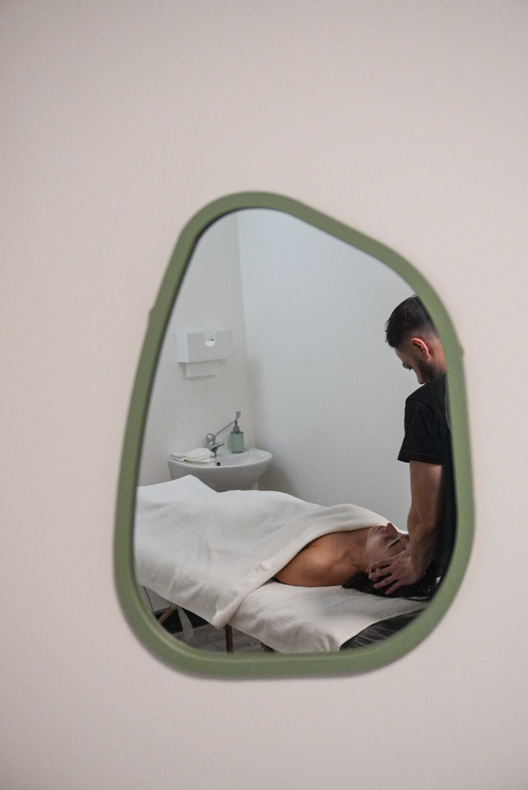 Simone Roccio durante un trattamento presso Shamá Studio Massaggi